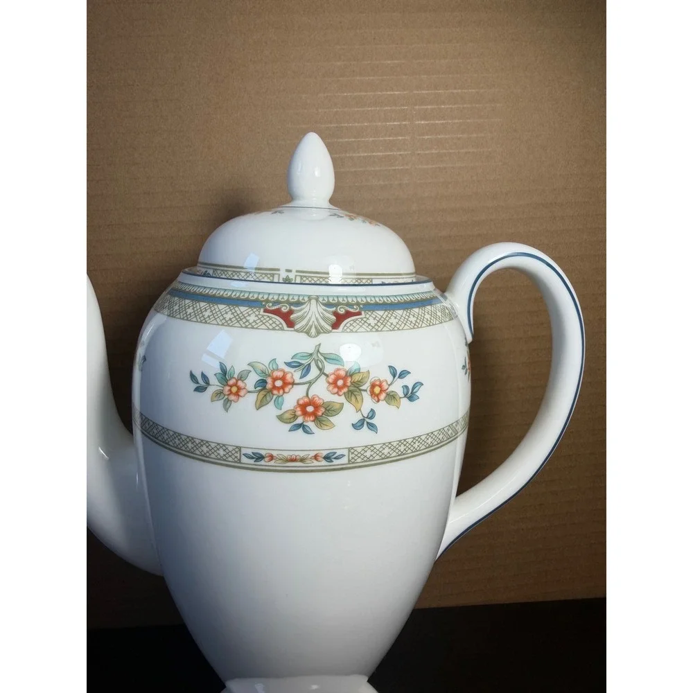 Wedgwood Hampshire R4668 Bone China Coffee Pot with Lid Made in England Floral